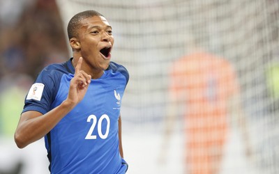 熊猫体育-凯恩头球攻门被门将没收